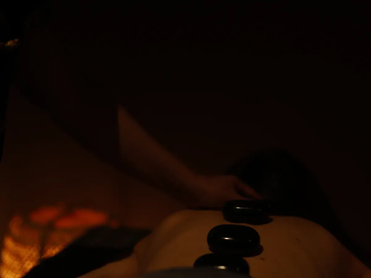Karštų bazalto akmenų masažo procedūra OM Massage salone