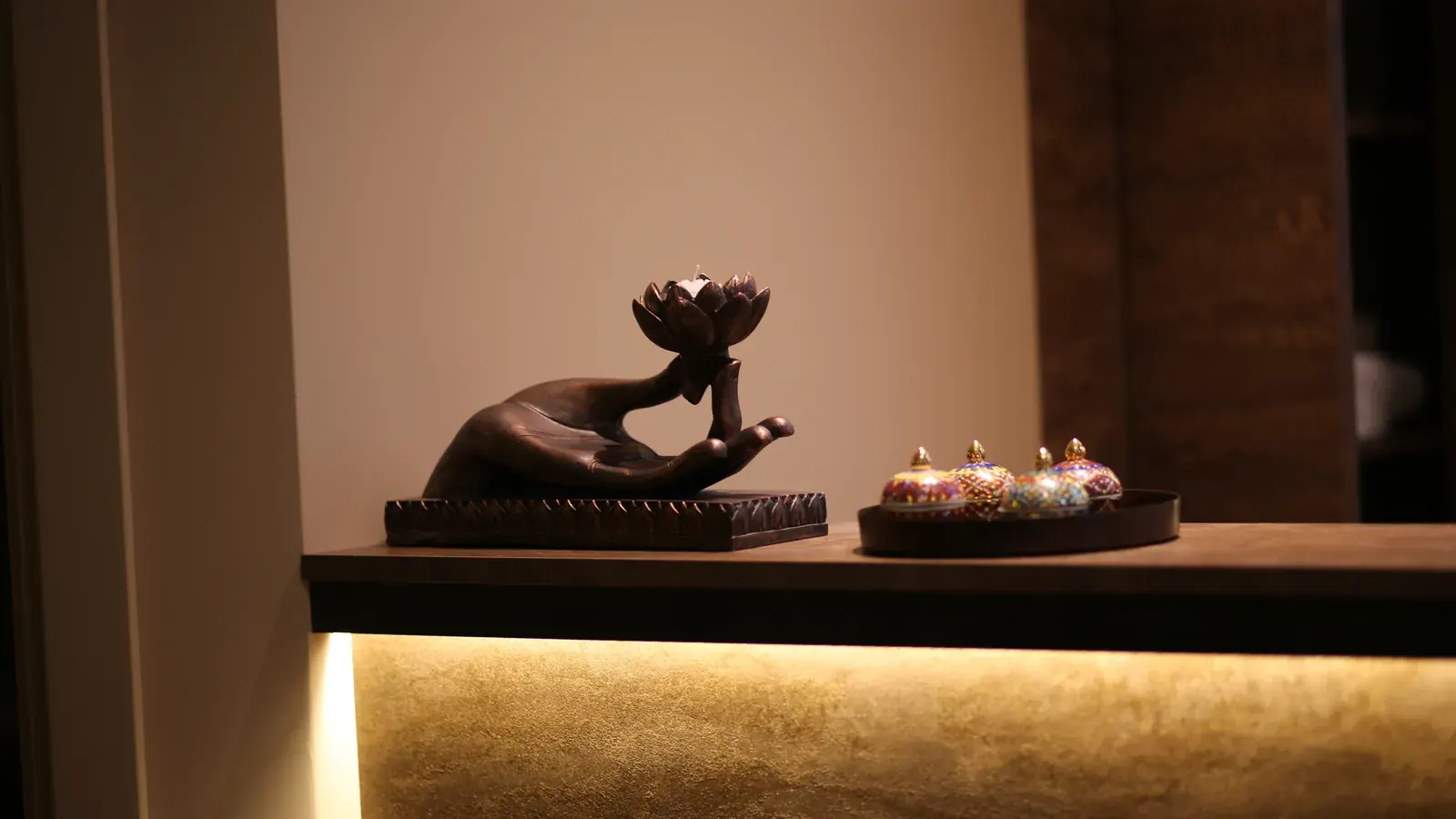 Tailandietiški dekoratyviniai elementai ir žvakės OM Massage salone