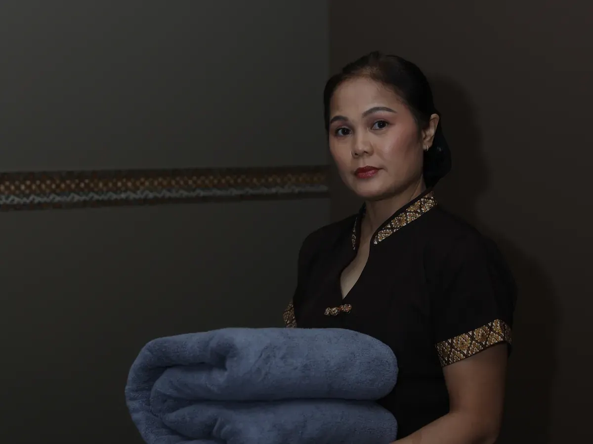 OM Massage meistrė ruošiasi sutikti klientą